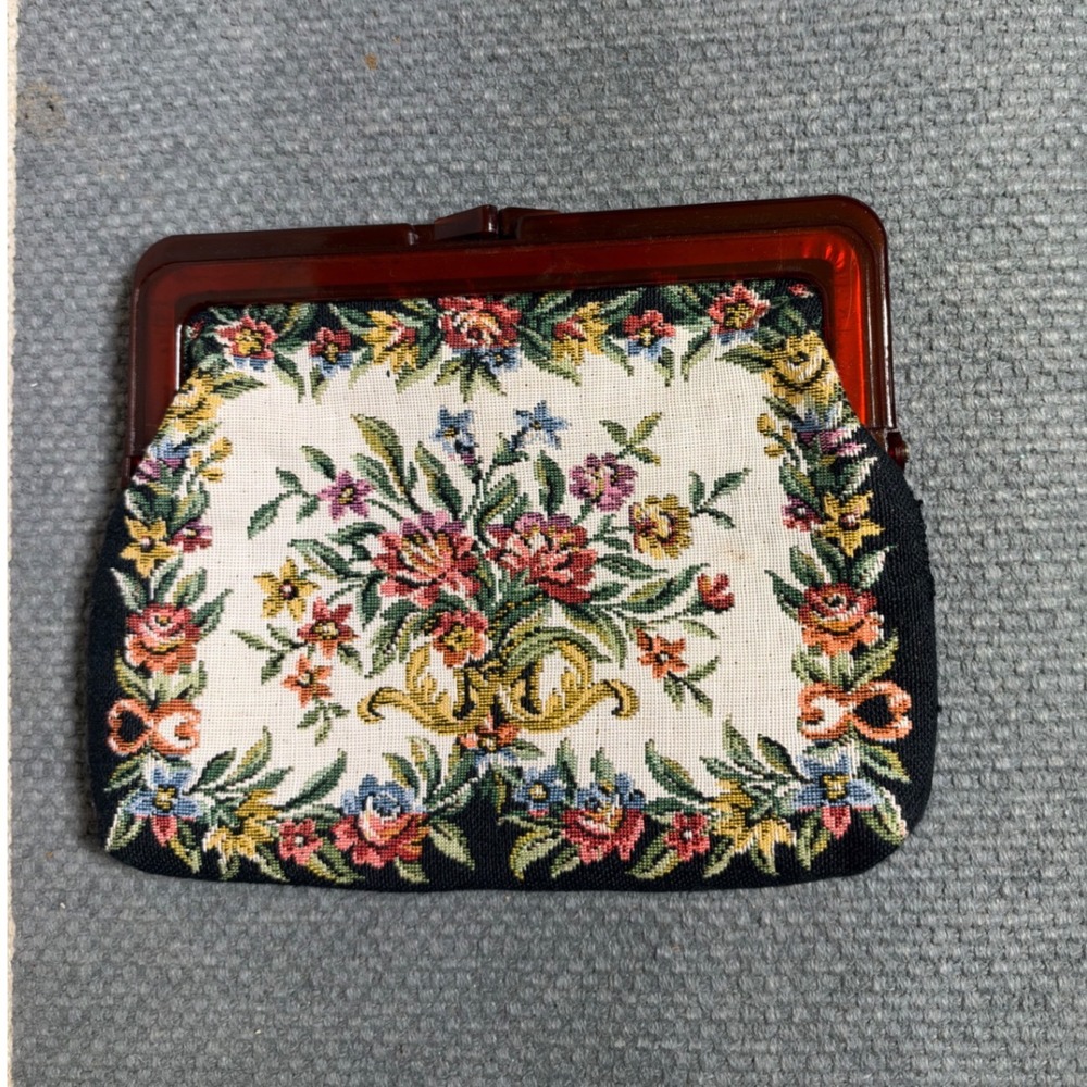 VTG Bohemian Floral Needlepoint Clutch Amber Frame Kiss Lock Made in Hong Kong